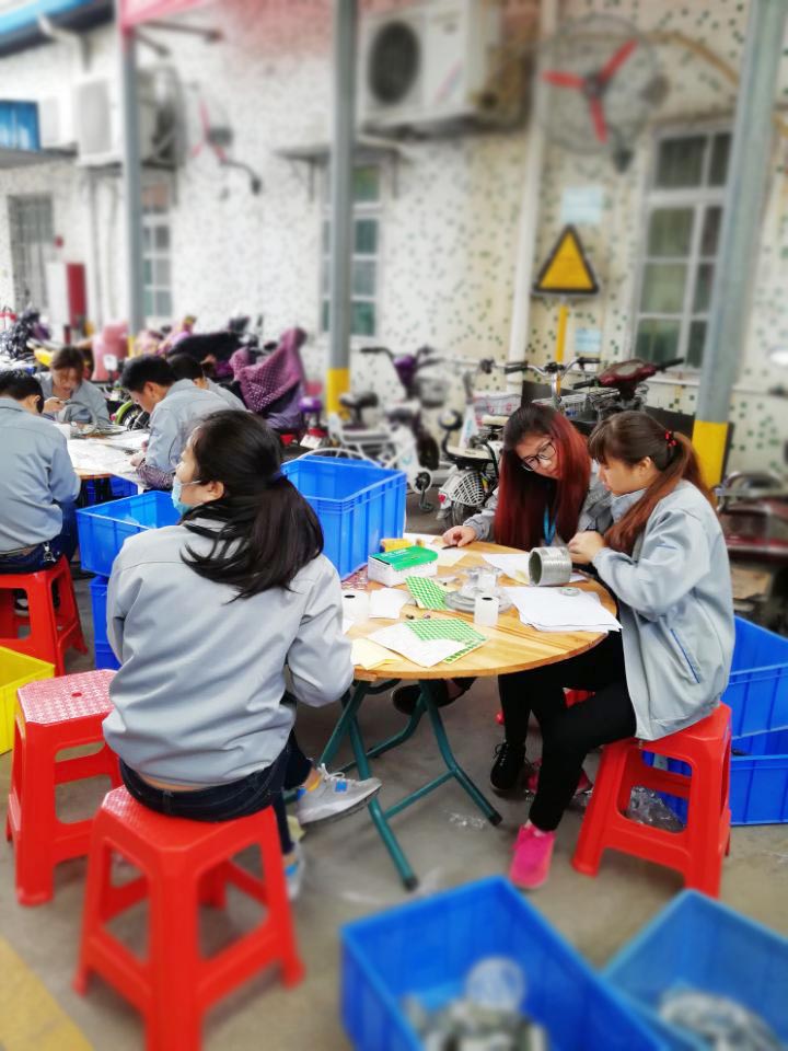 “愛(ài)密特人”在對(duì)每一個(gè)密封件產(chǎn)品仔細(xì)點(diǎn)數(shù)、初盤(pán)、抽盤(pán)等
