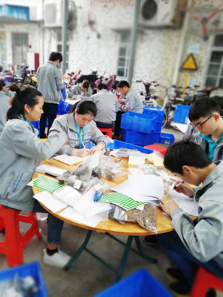“愛(ài)密特人”在對(duì)每一個(gè)密封件產(chǎn)品仔細(xì)點(diǎn)數(shù)、初盤(pán)、抽盤(pán)等