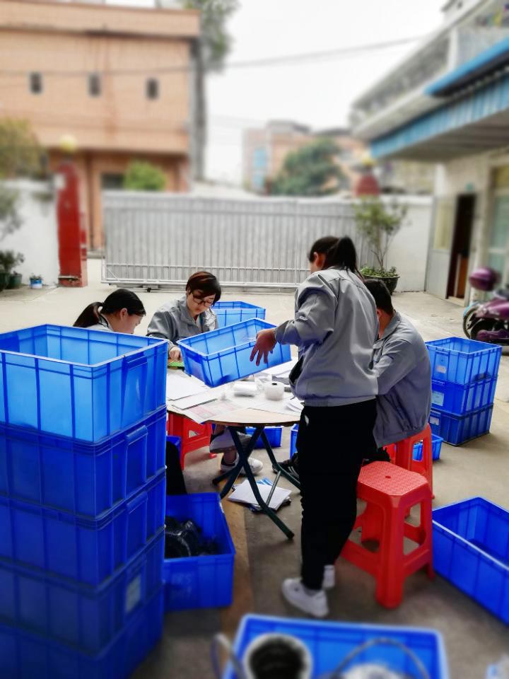 “愛(ài)密特人”在對(duì)每一個(gè)密封件產(chǎn)品仔細(xì)點(diǎn)數(shù)、初盤(pán)、抽盤(pán)等