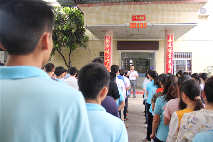 胡燕林總經(jīng)理鼓勵我們只有不斷學(xué)習(xí)進(jìn)步，我們“愛密特人”才是“地表最強(qiáng)”者。而在這次的分享中最讓我們印象最深就是“藍(lán)絲帶”所帶給我們的愛與感恩！