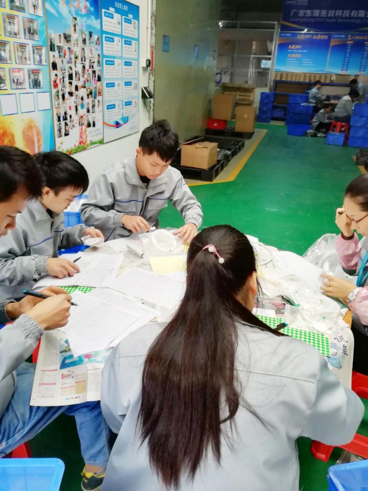 “愛(ài)密特人”在對(duì)每一個(gè)密封件產(chǎn)品仔細(xì)點(diǎn)數(shù)、初盤(pán)、抽盤(pán)等
